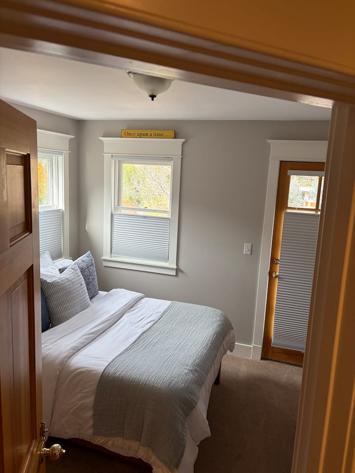 Spavaća soba sa zajedničkom kupaonicom 