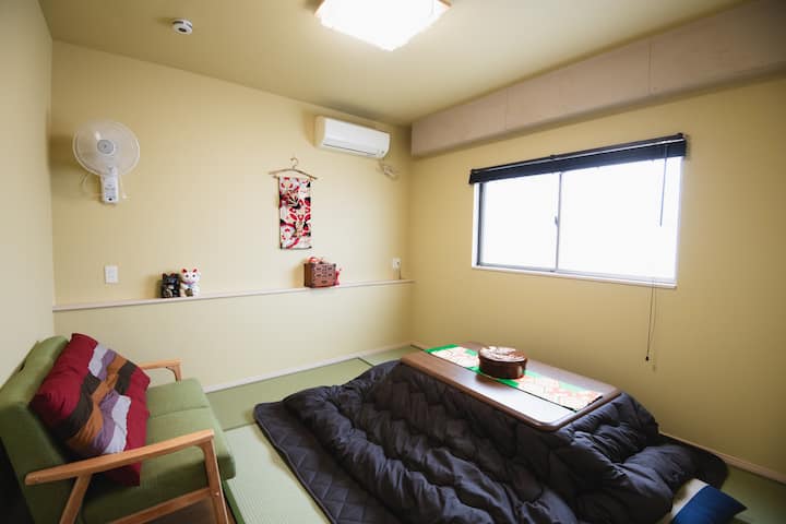 Stili japonez i dhomave. Artet janë të bukura dhe të rehatshme për qëndrimet e tua. Pak më e madhe se dhoma tjetër.