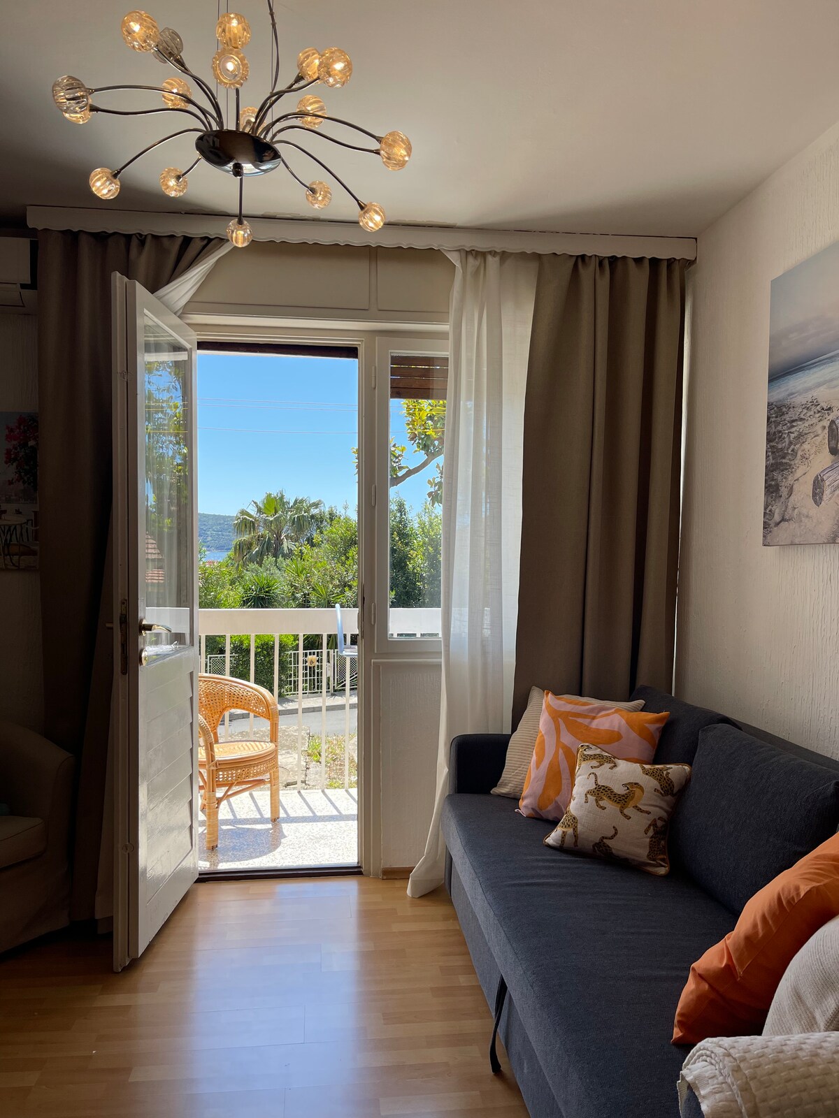 Дневна соба и балкон со поглед на заливот.