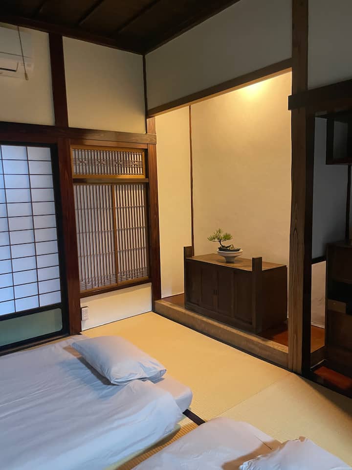 Bedroom 1 can accommodate up to 2 people.We provide a semi-double mattress.