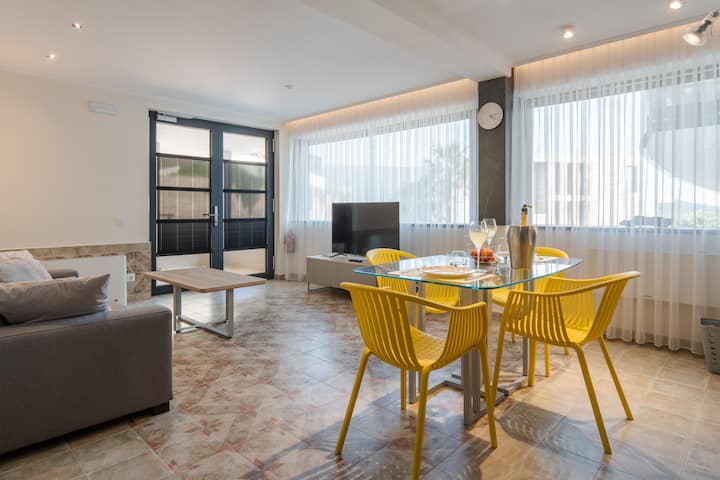 მისაღები ოთახის მთავარი შესასვლელი
87