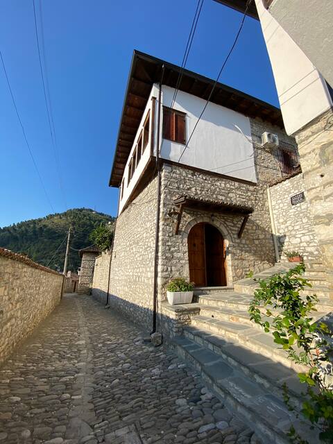 Built1800/Garden/Central/2KingBed/View/FullKitchen