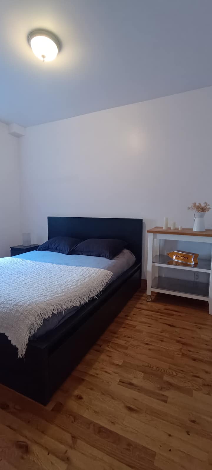 Ოთახი 1, დახურული და ამ ორიდან დიდი. Ის იხსნება ტერასაზე. Საგარდერობო ოთახი ხელმისაწვდომია თქვენი ნივთების შესანახად. Ხელმისაწვდომია საწოლისპირა ლამპა და კედლის ბუდეები. 