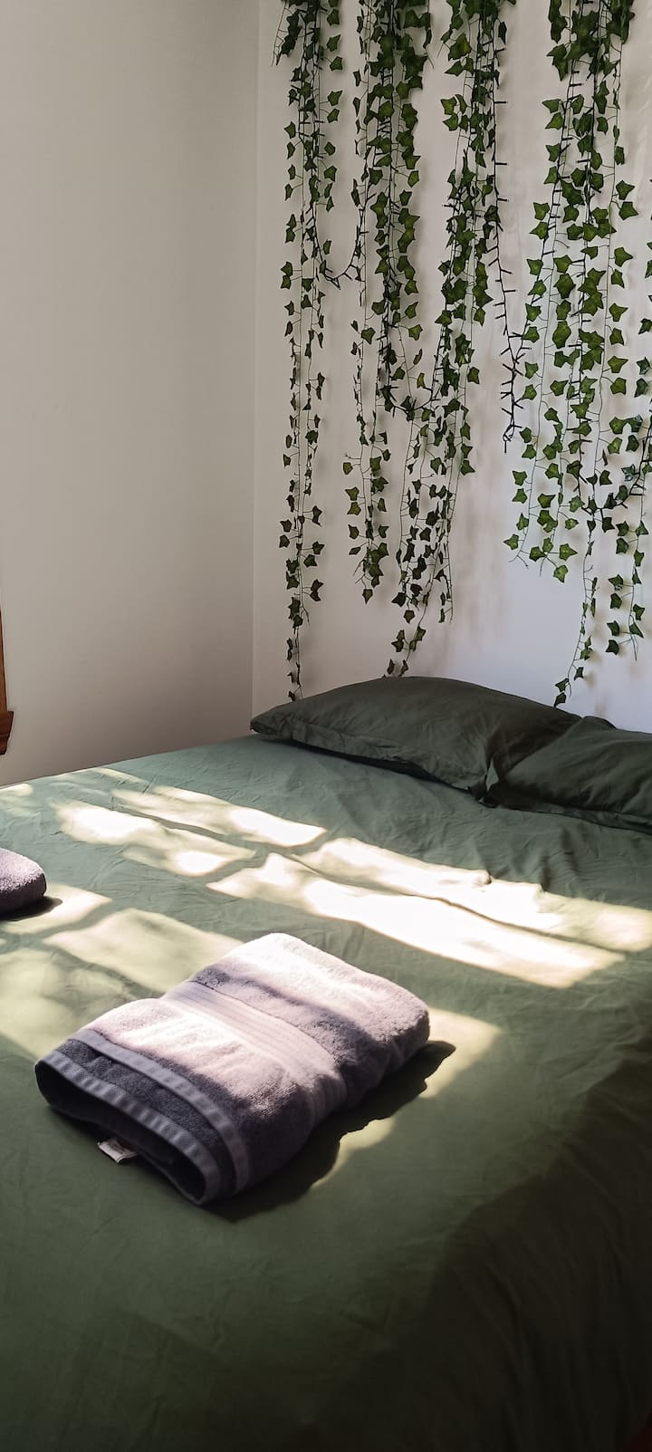 საძინებელი № 2, მდებარეობს მისაღებ ოთახში, მაგრამ გამოყოფილია ფარდით თქვენი კონფიდენციალურობისთვის. Კოკუნივით ძალიან ლამაზია. Გორგოლაჭებიანი ჩამკეტი სიკაშკაშისთვის. Საწოლისპირა ლამპა და კედლის ბუდეები დაუყოვნებლივ ხელმისაწვდომია. 