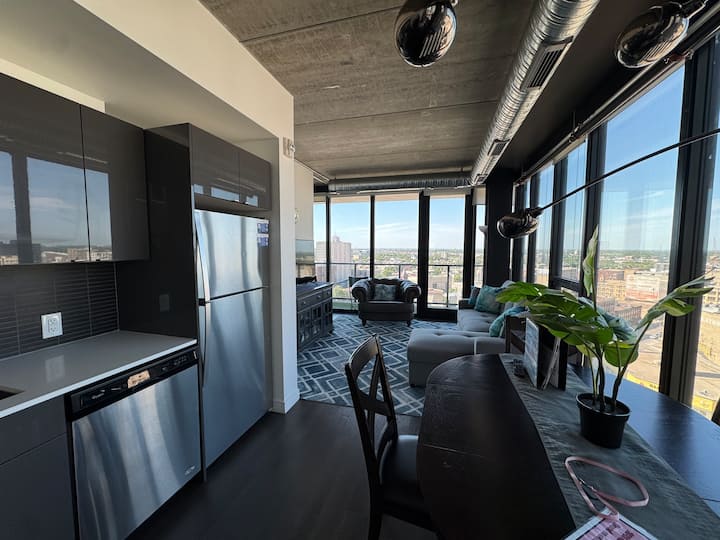 Gorgeous 2 Bed, 2 Bath Overlooking The City - Winnipeg