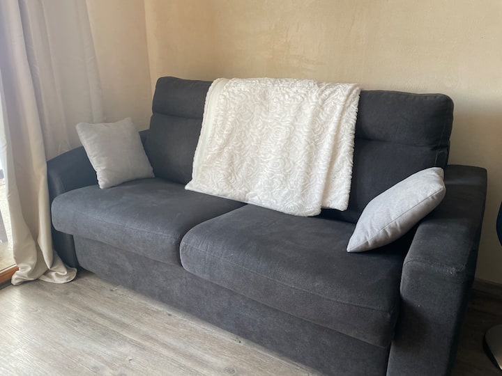 Кауч со 3 седишта со вистински душек, раширен и преклопен во 1 блиц! 