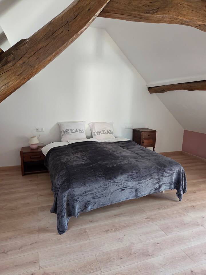 Le lit 2 places peut être séparé en 2 lits de 80 cm