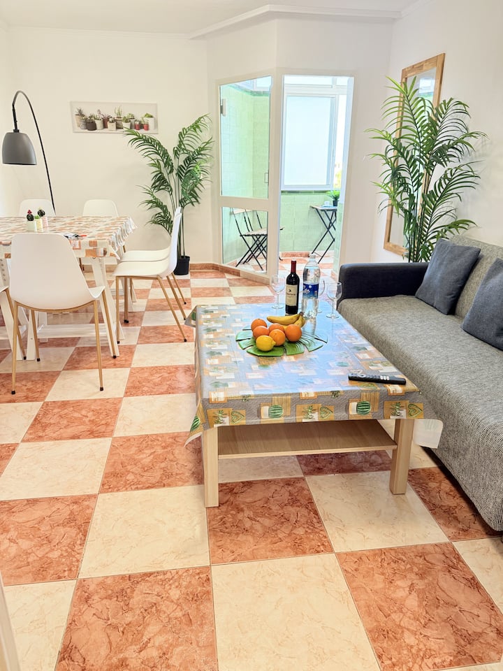 Sebule iliyo na sehemu ya kutoka kwenye roshani. 