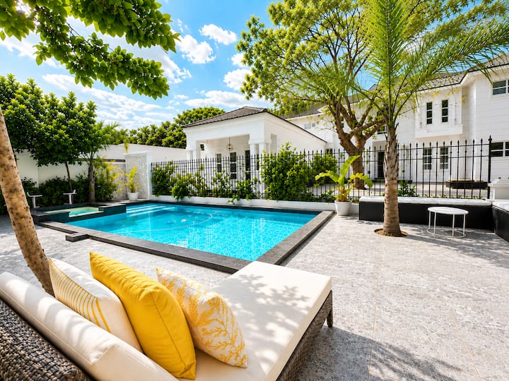 Private 9BR Villa W/Pool, Jacuzzi & Outdoor Cinema