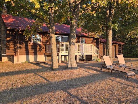 Charming Country Cabin- HOT TUB, Sunsets, CMAC