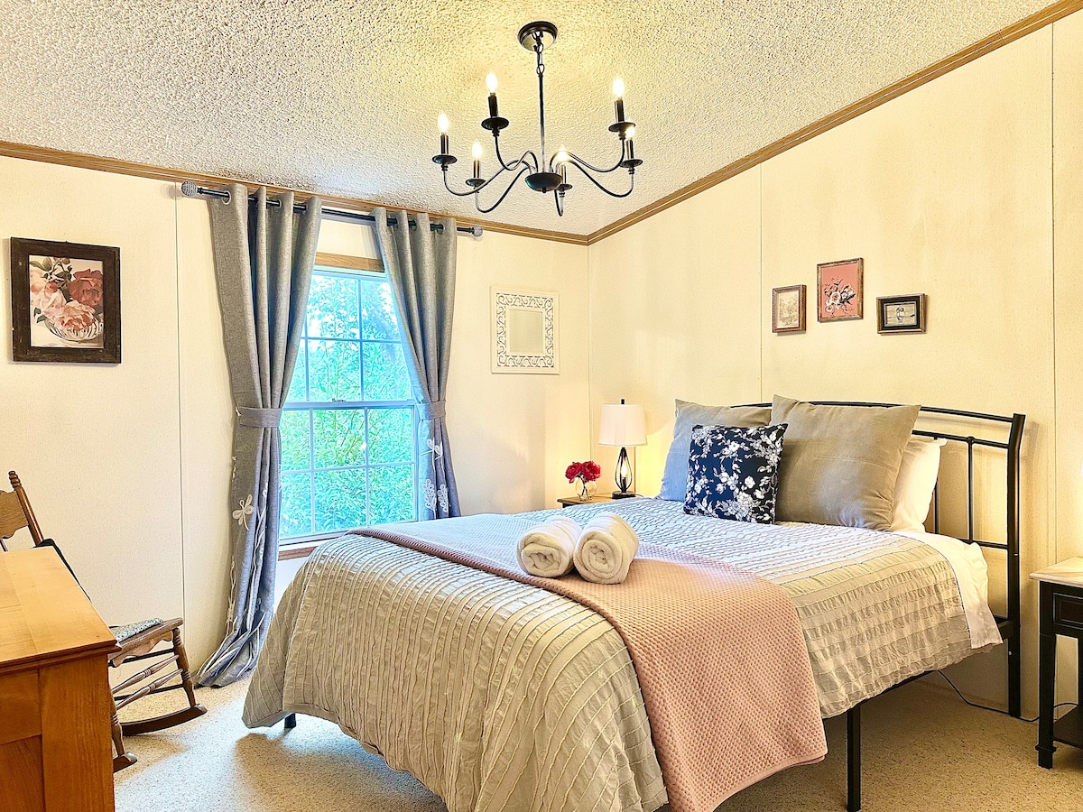 Спална соба со брачен кревет