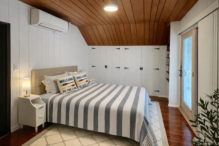 Lakefront Retreat Room W/ Balcony, Hot Tub & Sauna - Rockland County, NY