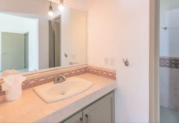 Casa Las Vistas en-suite bathroom 1 — San José del Cabo villa rental