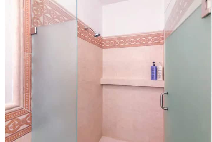 Casa Las Vistas en-suite bathroom 2 — San José del Cabo villa rental