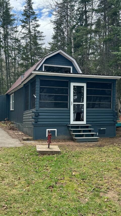 Cottage right on the lake! Waterfront views!
