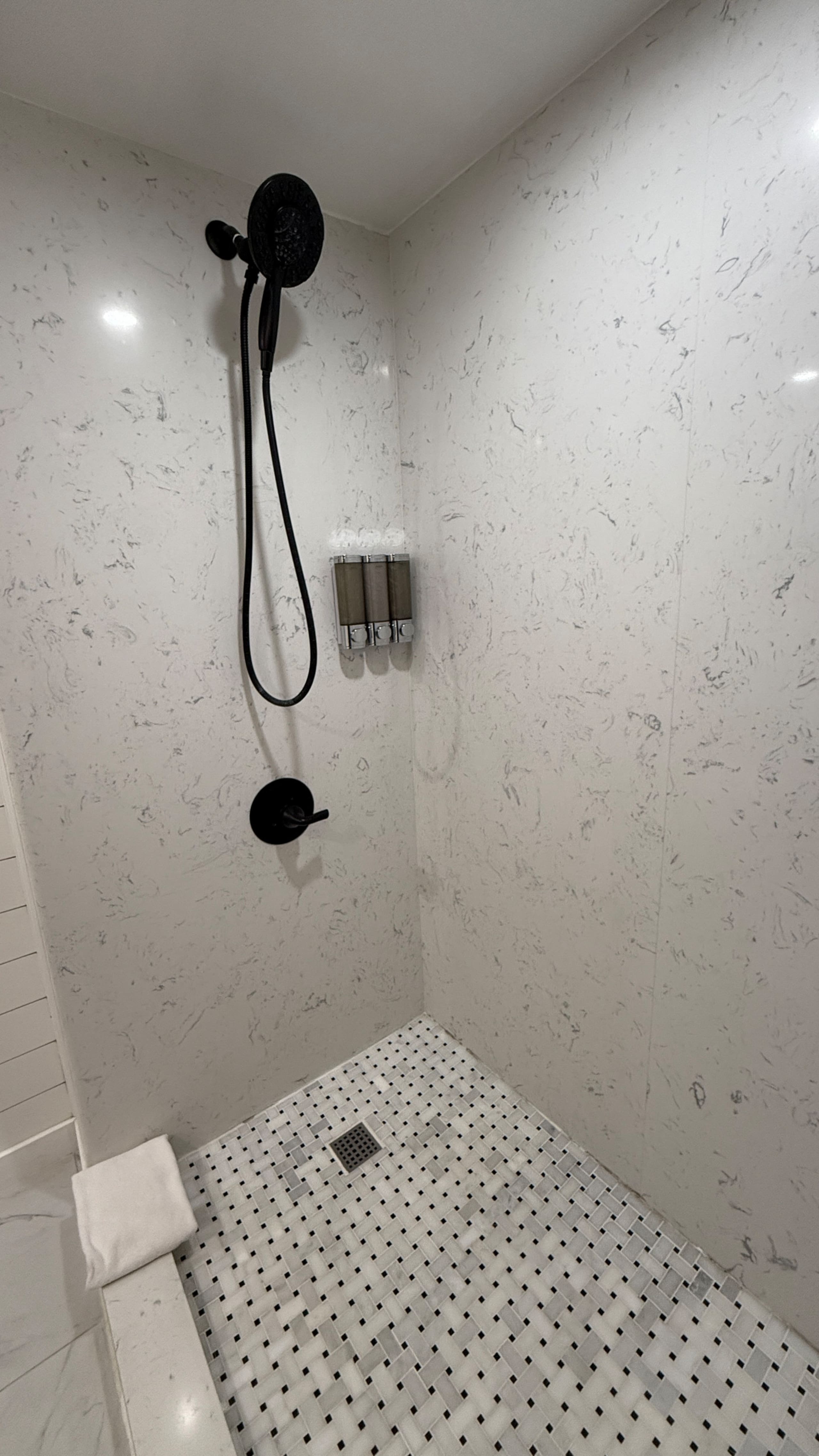 Waikiki Condo_Free parking - Image 6