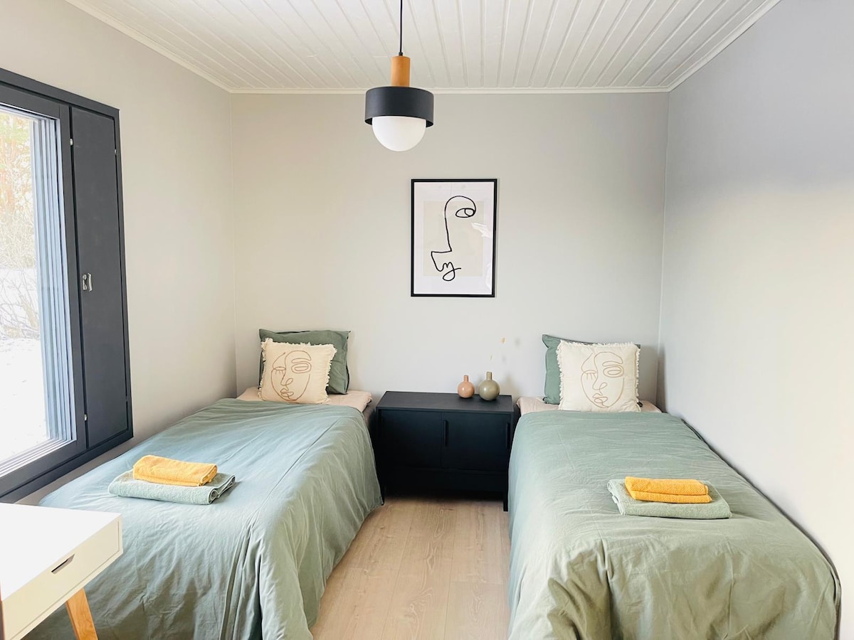 Twee eenpersoonsbedden, mogelijk om samen te bewegen naar een queensize bed van 160 cm.