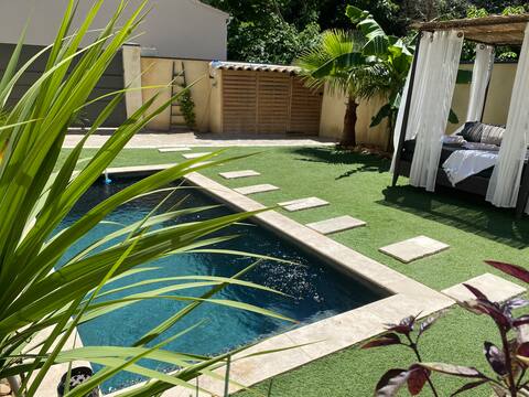 2 bedroom house, swimming pool 8 minutes from Avignon.