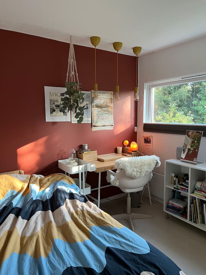 חדר שינה 2. מיטה בגודל 120 ס"מ. 