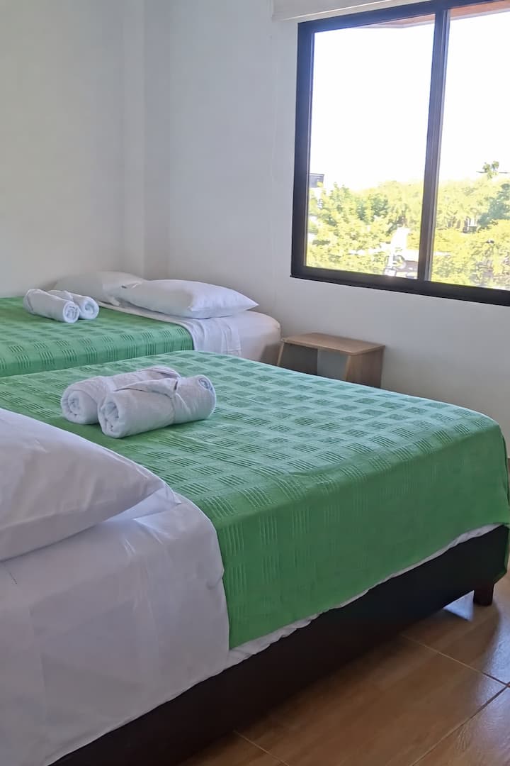 Rum med utsikt över bergen i ett lantligt hus i Santa Marta, idealiskt för 4 personer, med utsikt över huvudentrén och bergen, med:
- Två dubbelsängar 
- Luftkonditionering
- Blower
- Cortina
- Garderob
- Mörkläggning