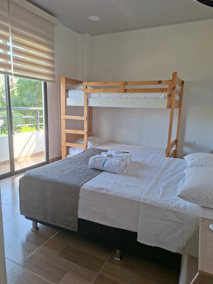 Rum med luftkonditionering, balkong i Ksa Samara, Santa Marta, Colombia. Perfekt för familjesemestrar. Beläget på andra våningen i ett landhus.