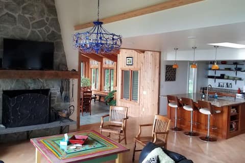 Canandaigua View w/Pool, Hot Tub & Fast Wifi