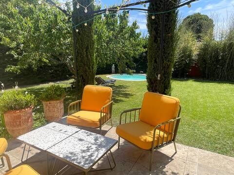 Pool villa near Avignon
