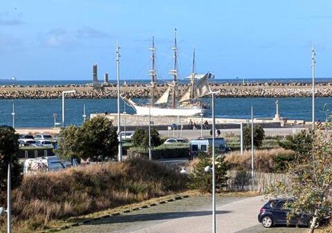 Annonce Airbnb populaire: Beach studio, sea and dragon view, motorcycle garage à Calais