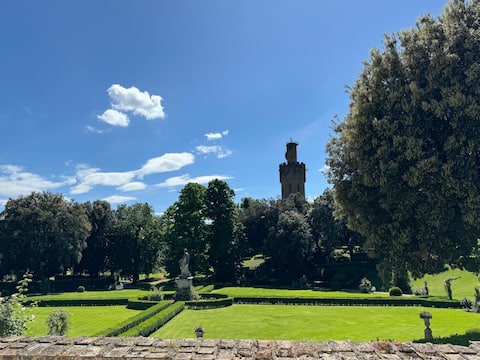 Top Airbnb: Heart of Oltrarno with charming view: “the Garden" in Firenze
