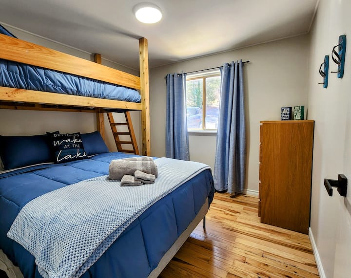 Ორსართულიანი საწოლები ქვედა დედოფლით და ზედა ერთადგილიანი საწოლებით