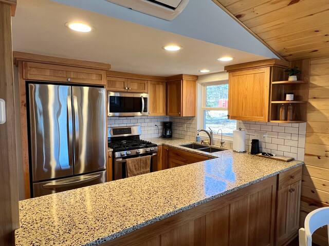 Cozy Cedar Lake Cabin gallery image 4