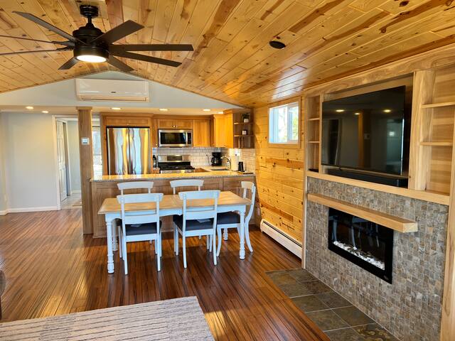 Cozy Cedar Lake Cabin gallery image 3