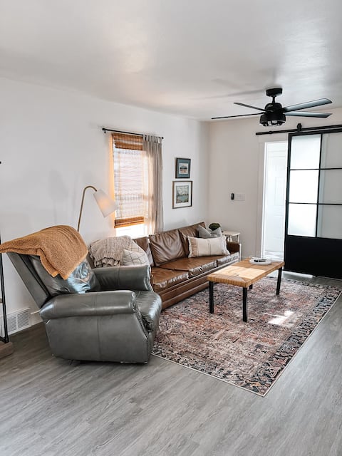 Top performing Airbnb: THE Little Black Cottage, Minutes to downtown in Sheridan