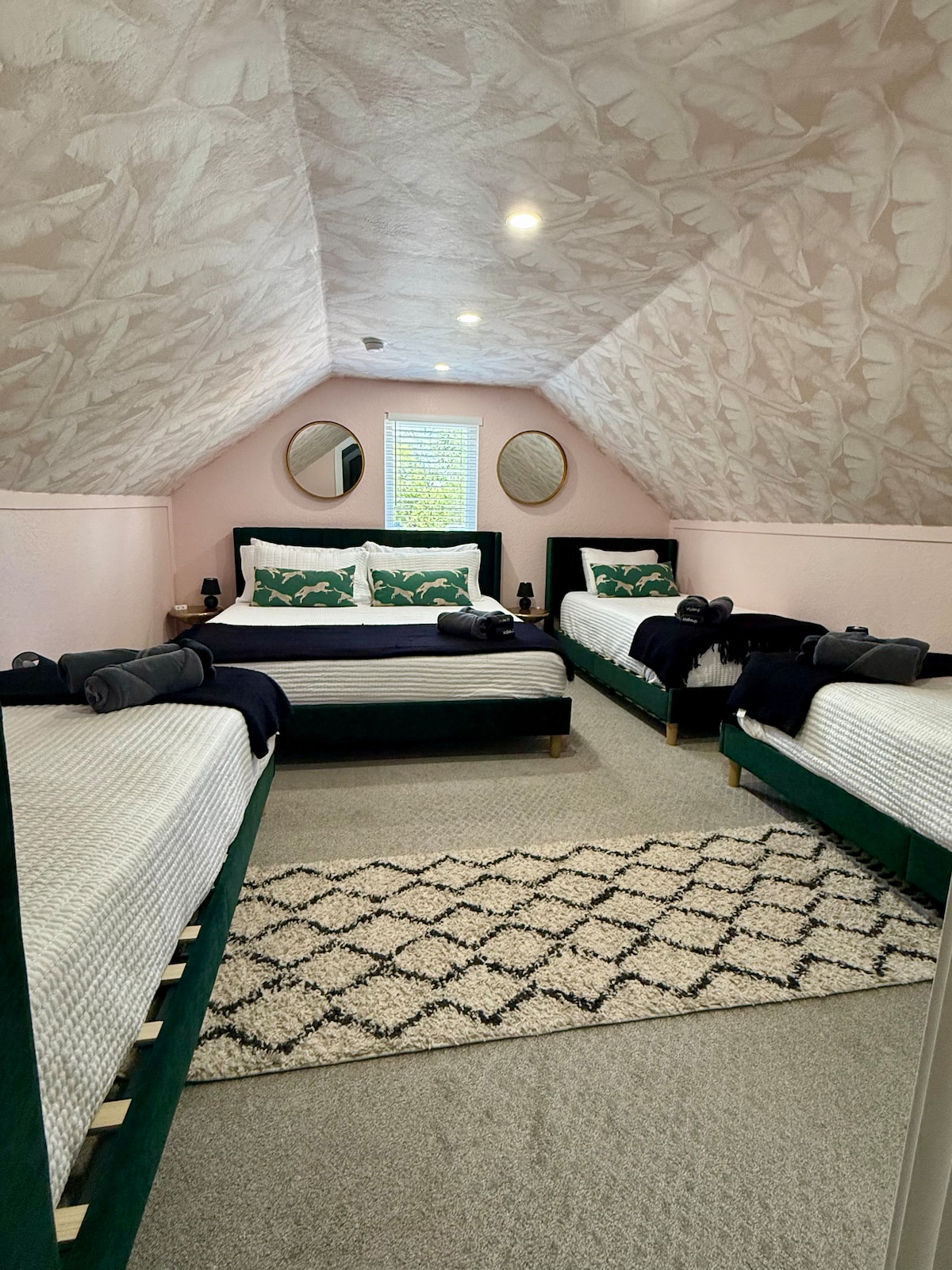 El dormitorio de arriba tiene 1 cama king y 3 camas individuales que permiten varios arreglos para dormir para tu grupo.
Cada cama en toda la casa viene cubierta solo con la mejor calidad de ropa de cama y colchones de lujo.