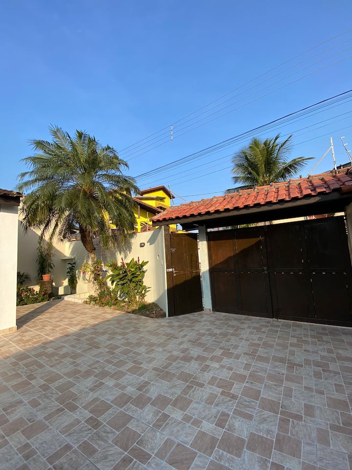 El patio trasero súper espacioso, espacio de ocio.