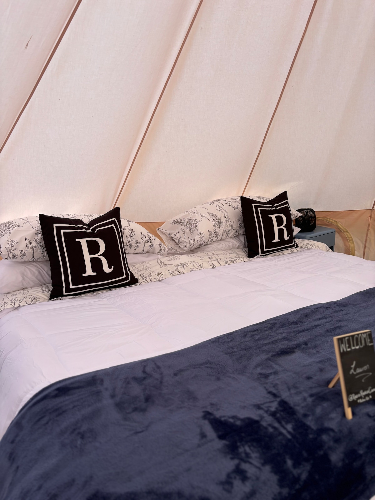 Zaborte sa do manželskej postele s novým matracom z pamäťovej peny, čistou bavlnenou posteľnou bielizňou, teplými prikrývkami a super mäkkými vankúšmi. 