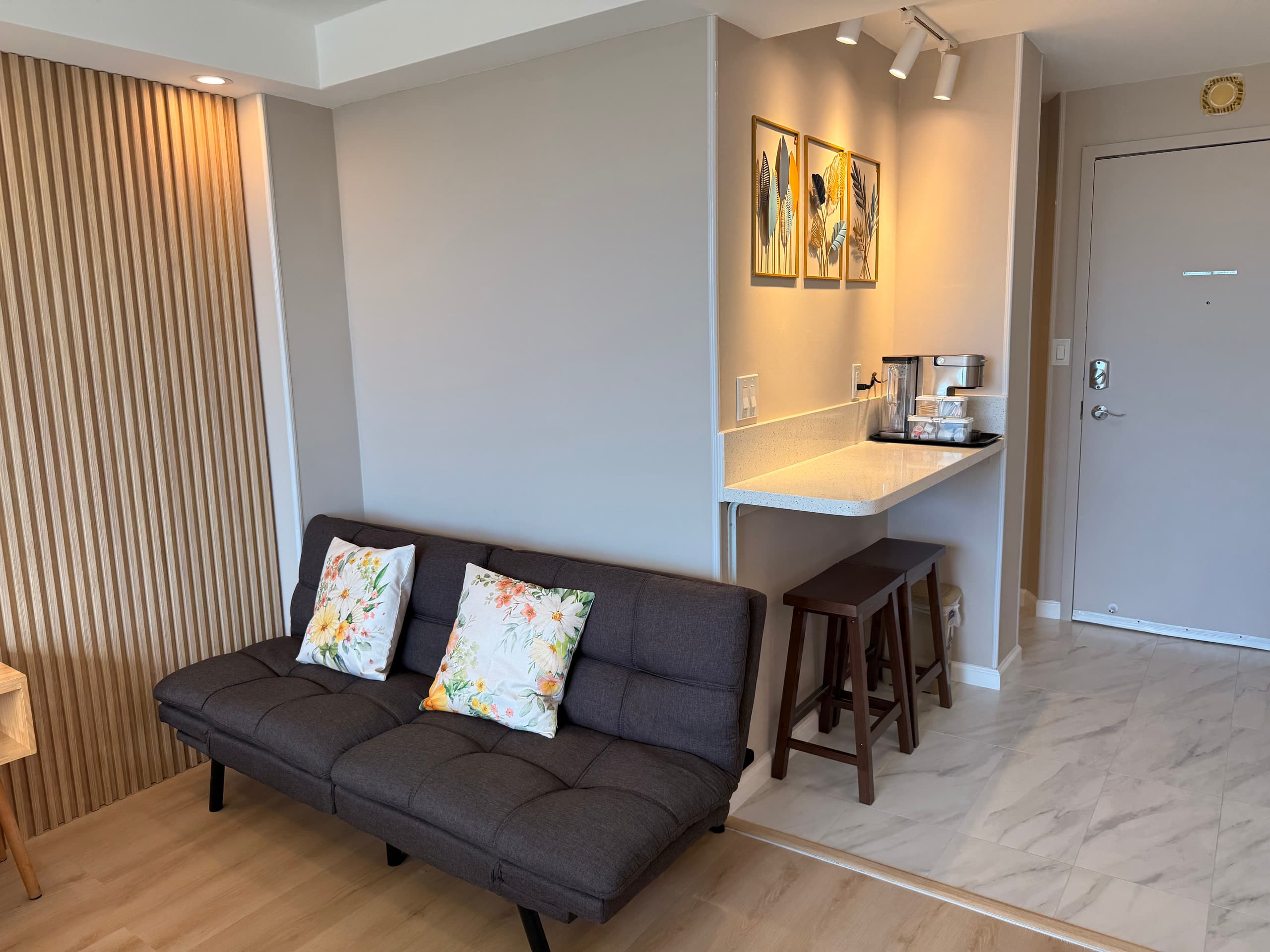 18*High Floor Waikiki Ocean View Condo w/Balcony - Image 21