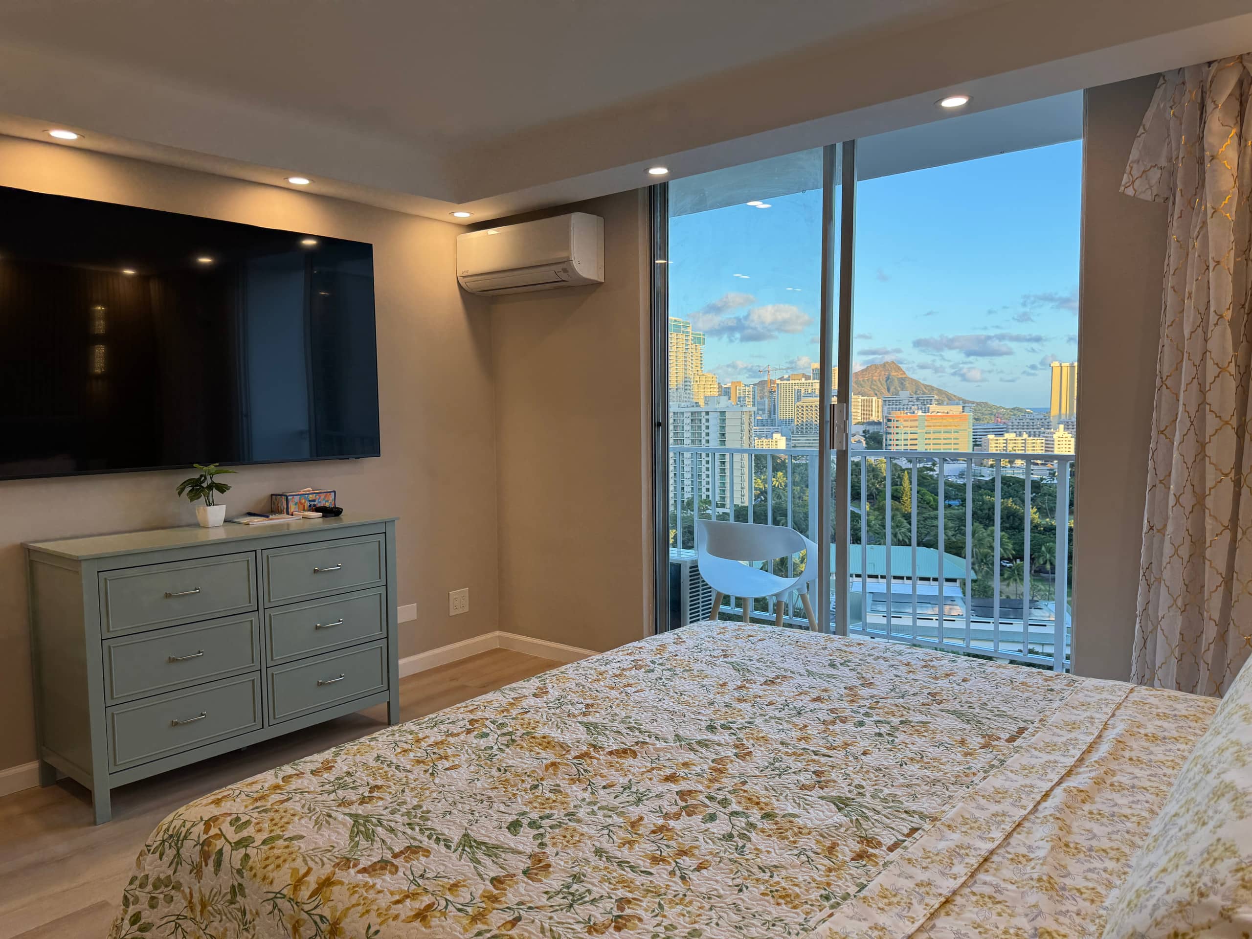 18*High Floor Waikiki Ocean View Condo w/Balcony - Image 10