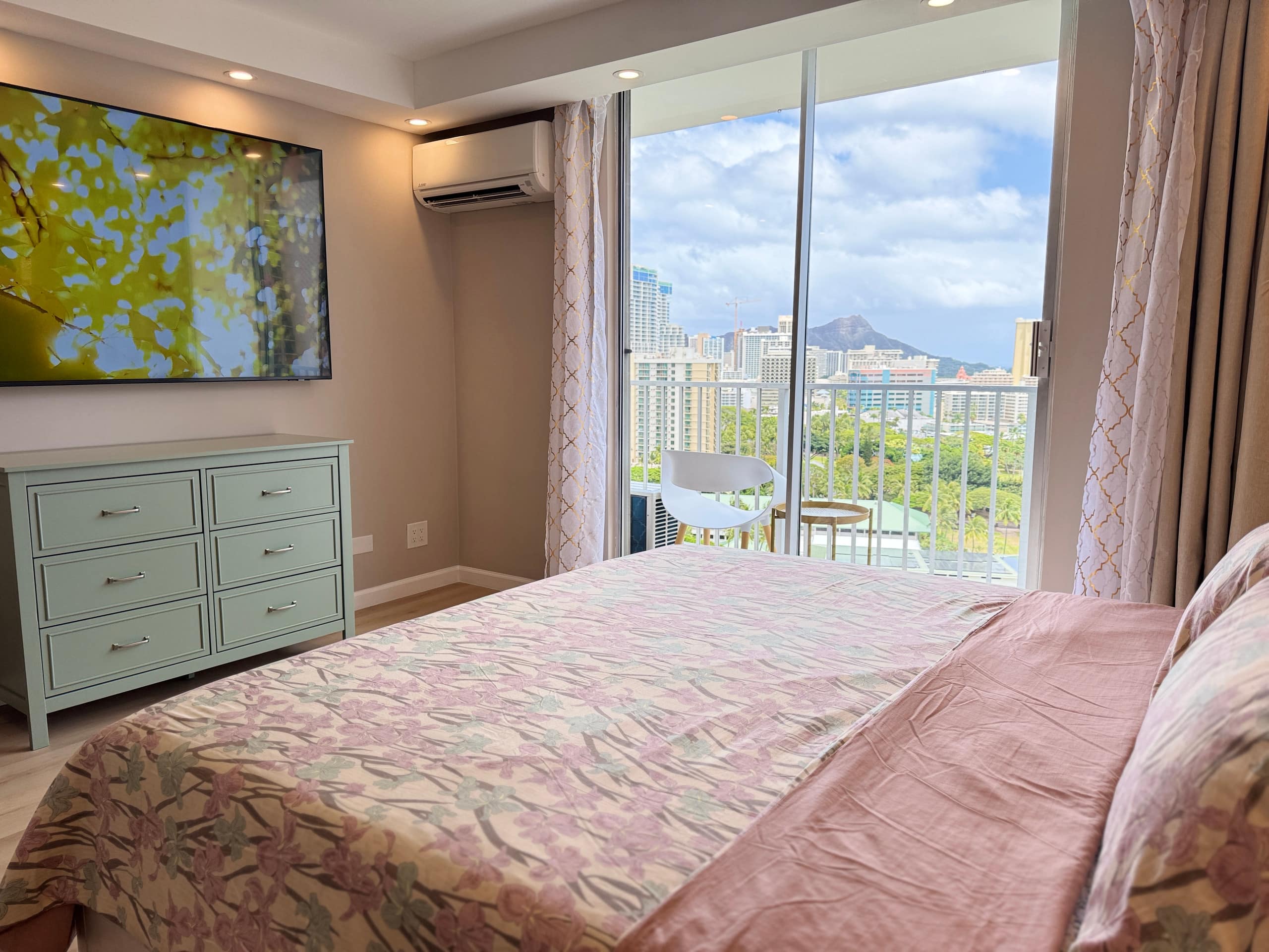 18*High Floor Waikiki Ocean View Condo w/Balcony - Image 12
