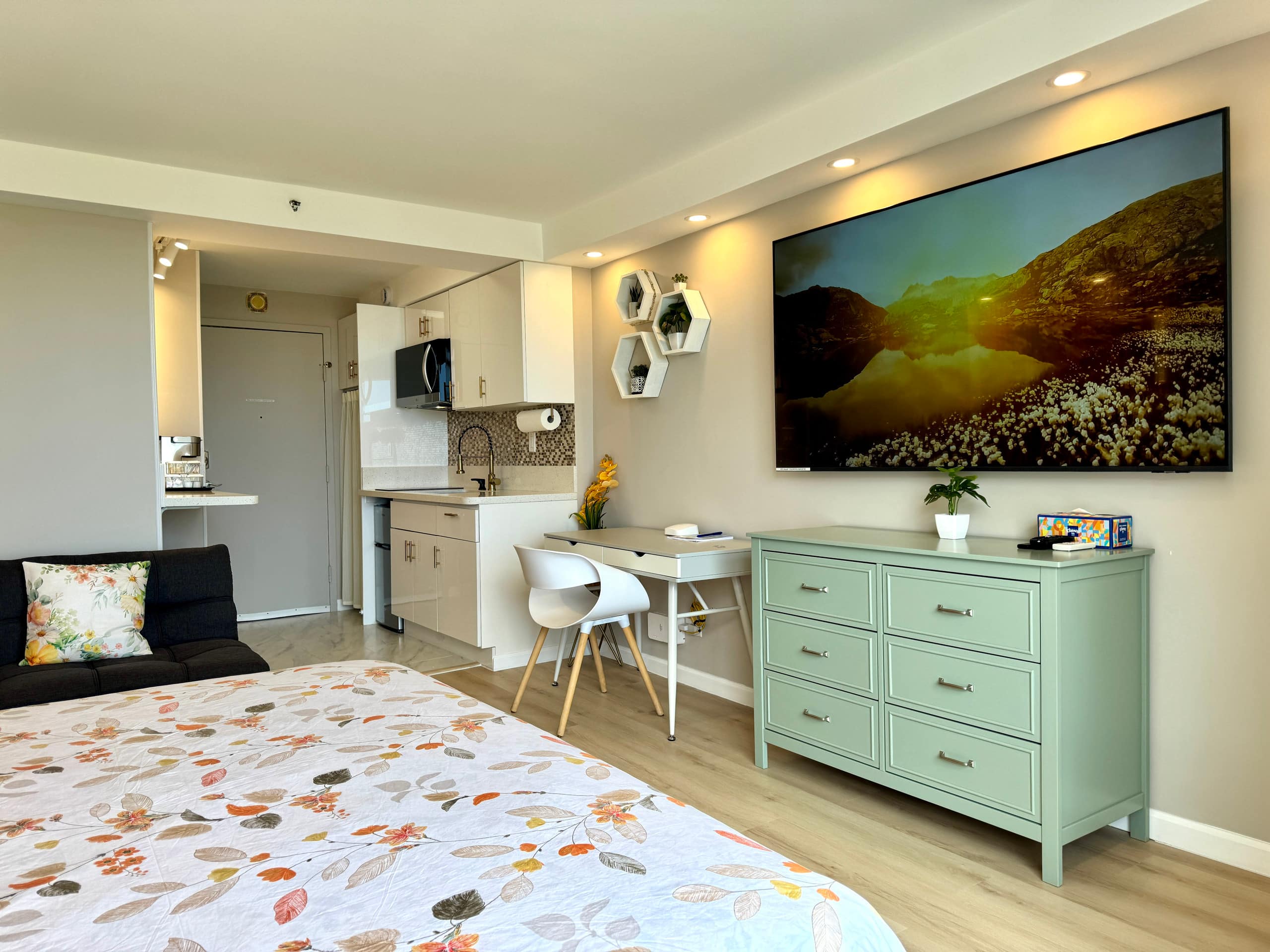 18*High Floor Waikiki Ocean View Condo w/Balcony - Image 5
