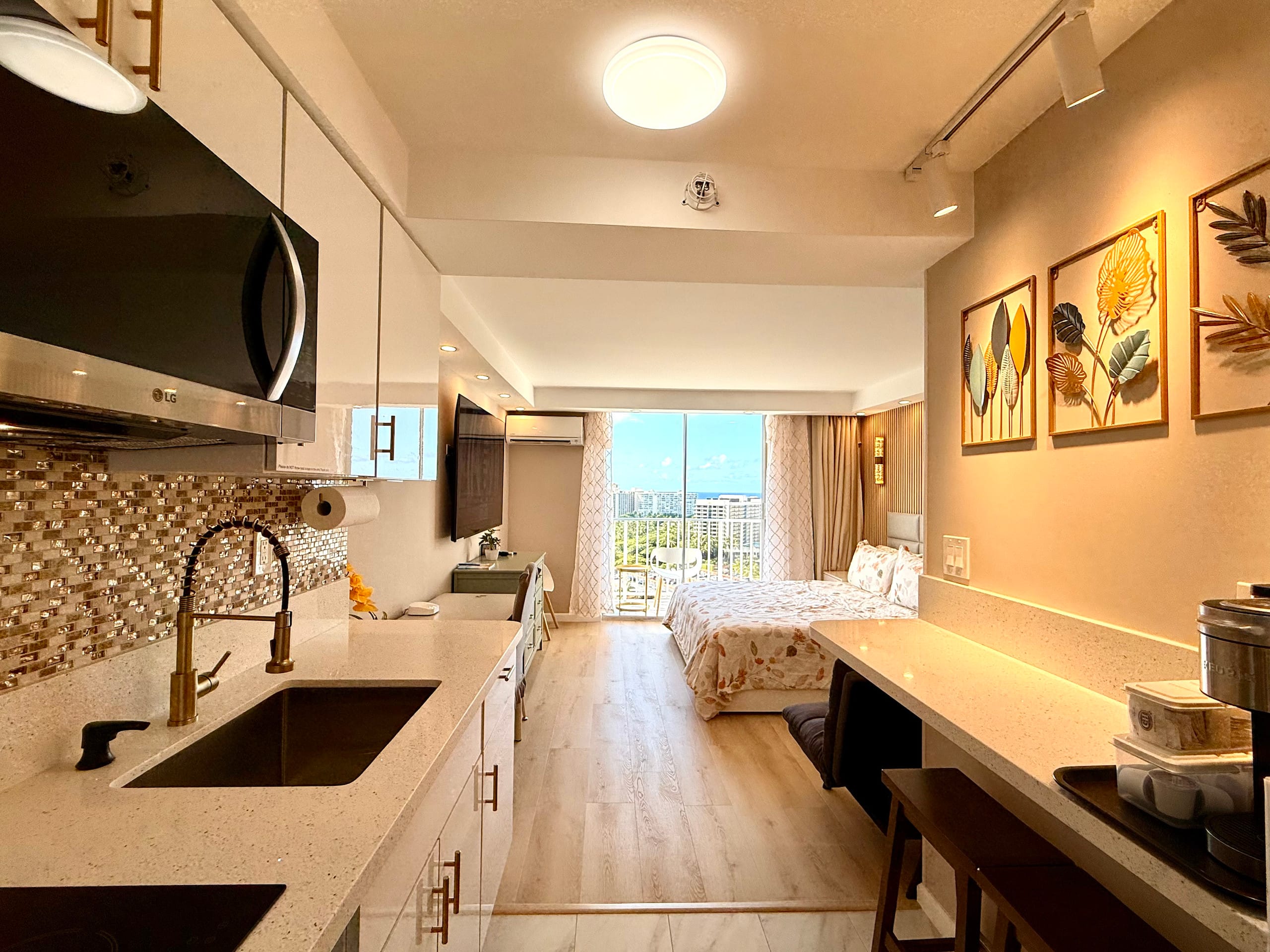 18*High Floor Waikiki Ocean View Condo w/Balcony - Image 1
