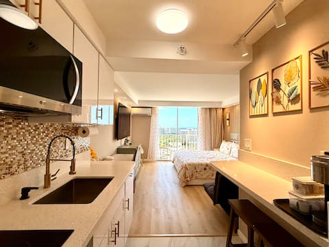 Top Airbnb: 18*High Floor Waikiki Ocean View Condo w/Balcony in Oahu