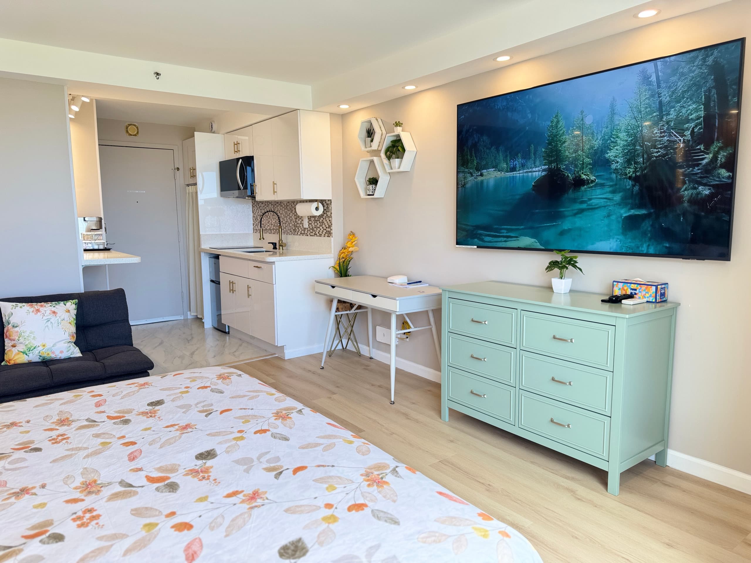 18*High Floor Waikiki Ocean View Condo w/Balcony - Image 15