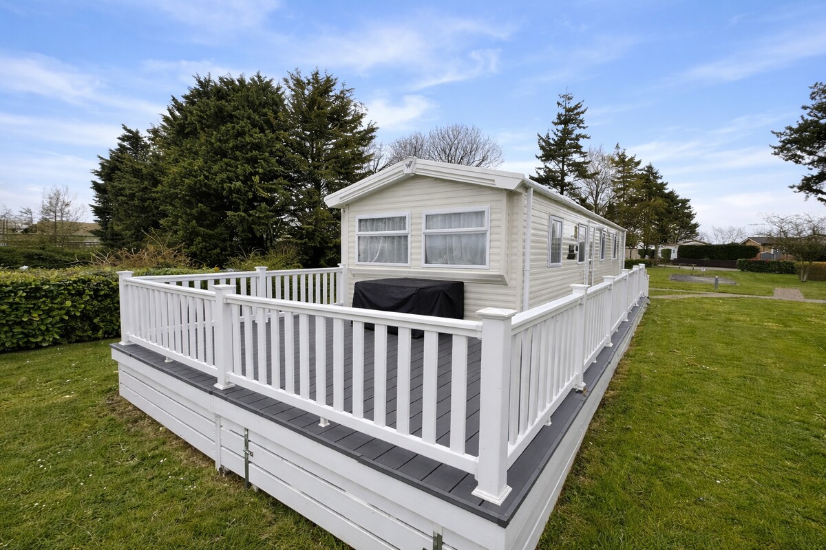 Top performing Airbnb: Beautiful caravan & decking, Norfolk ref 89001MV in Burgh Castle