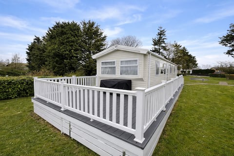 Top performing Airbnb: Beautiful caravan & decking, Norfolk ref 89001MV in Burgh Castle