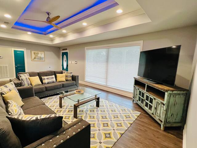 Modern Home with Pool Table and Projector gallery image 4