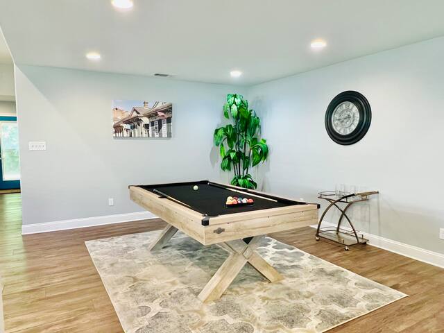 Modern Home with Pool Table and Projector gallery image 5