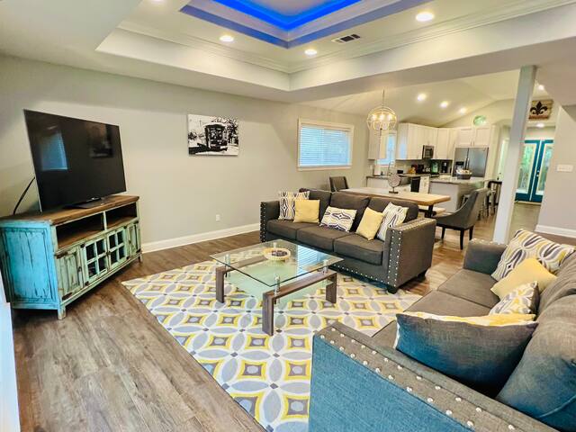 Modern Home with Pool Table and Projector gallery image 2