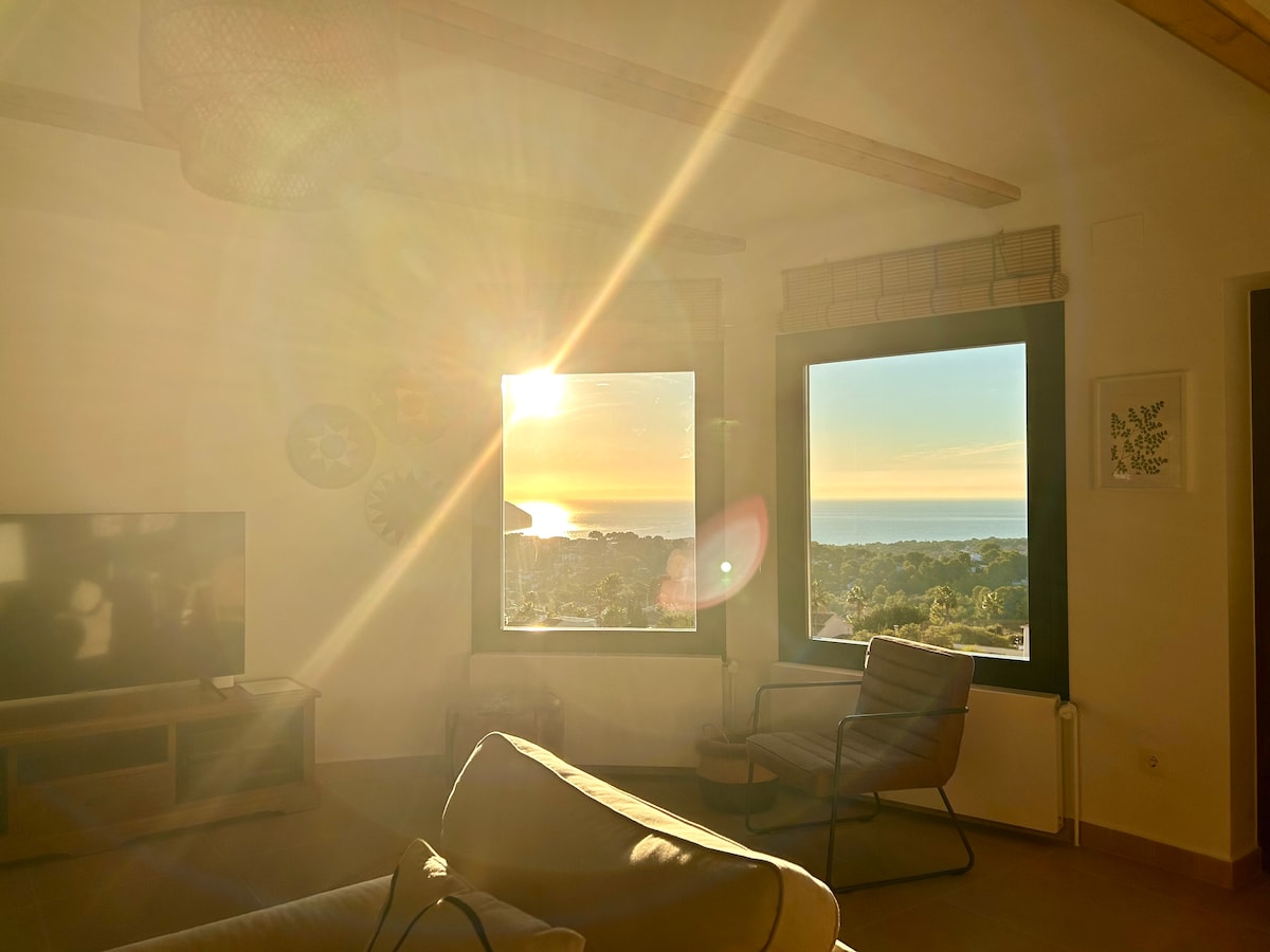 Top Airbnb: Villa Sea View Moraira: Renoviert & beheizter Pool en Teulada
