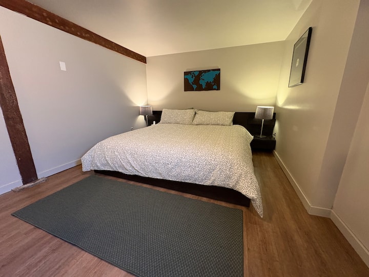 Spacious & Quiet 1 Bedroom Garden Suite - 維多利亞